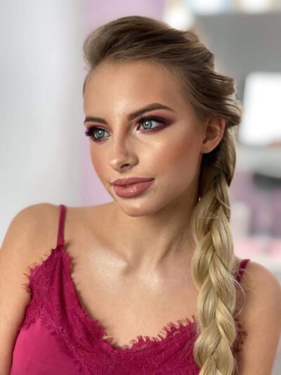 Portret kobiety w makijażu wieczorowym w odcieniach śliwki